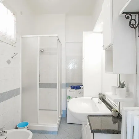 3 Bedroom Amazing In Apartment *
